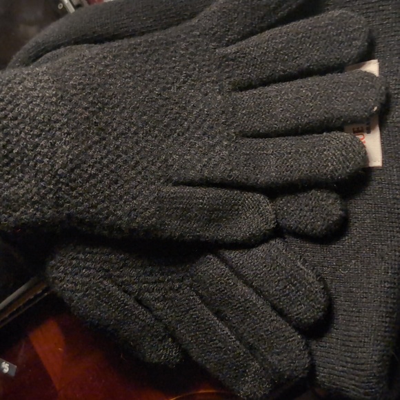 True Religion 2 Pc Hat & Glove Set-Black - Picture 7 of 7